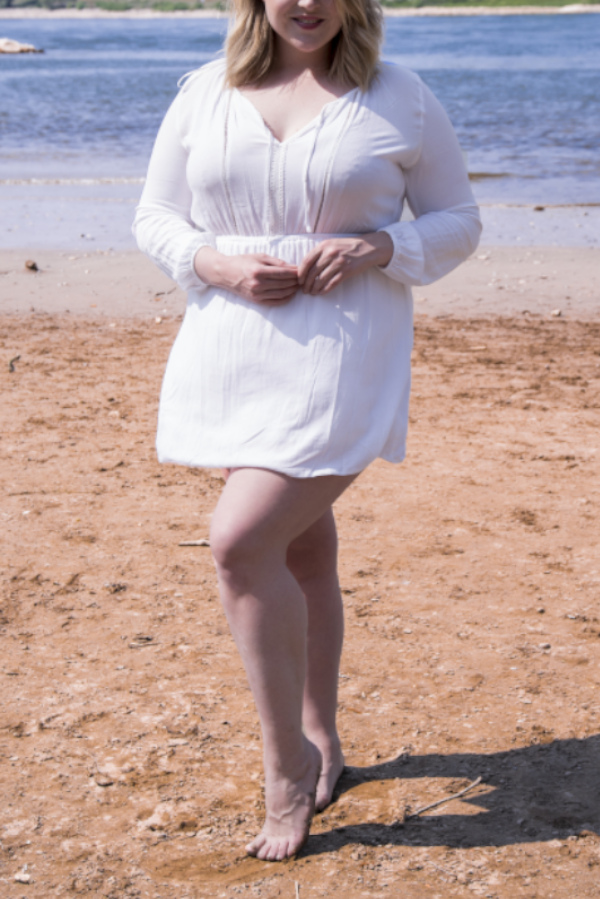 Annika - Escort Model Köln im weissen Kleid am Strand